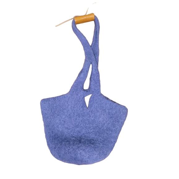 Heavy Felted Wool Bucket Bag, 2 Interior Pockets, Magnetic Closure - Picture 4 of 6